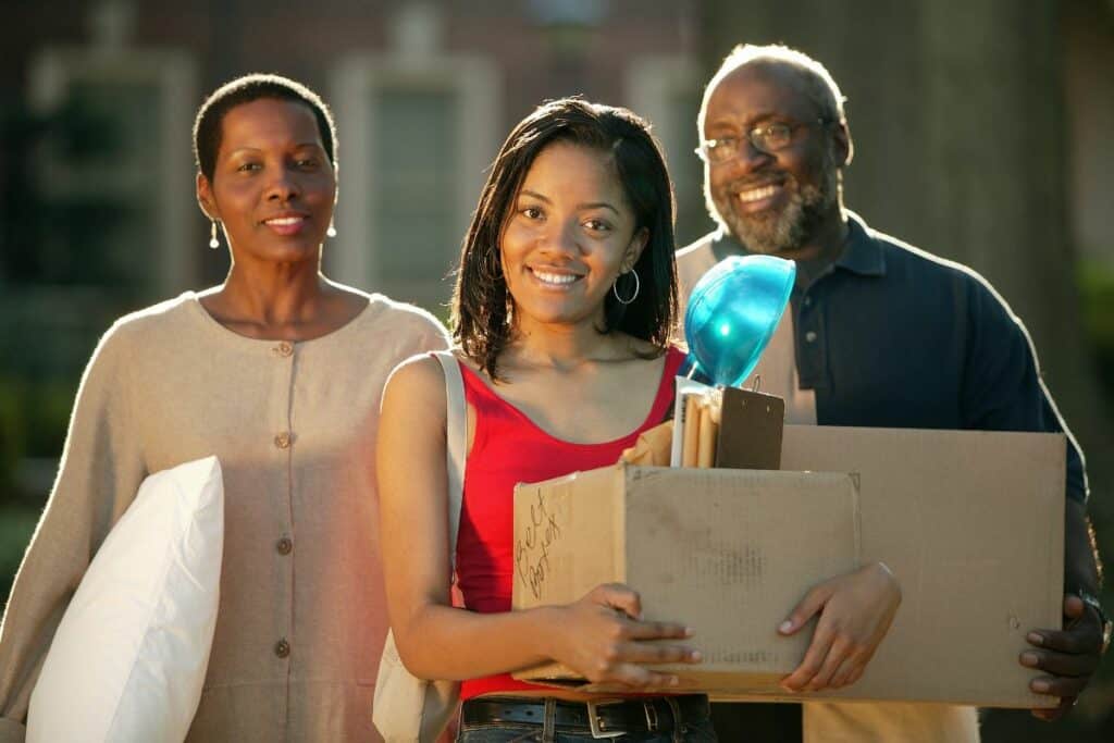 parents moving daughter into dorm