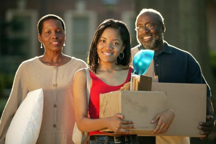 parents moving daughter into dorm