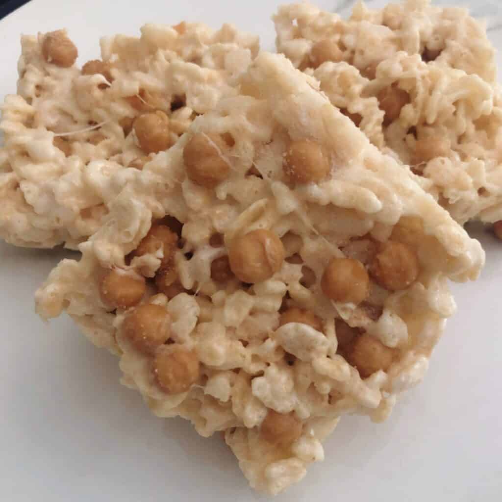 close up of 1 salted caramel rice krispie treat bar