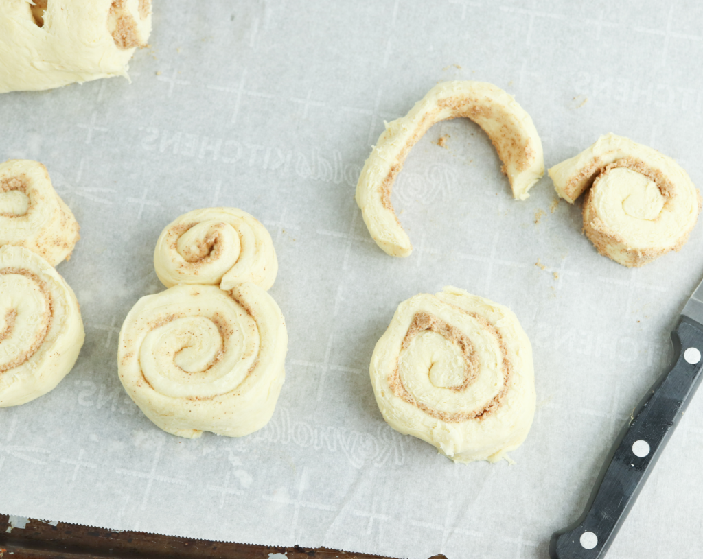 How to make snowman cinnamon rolls