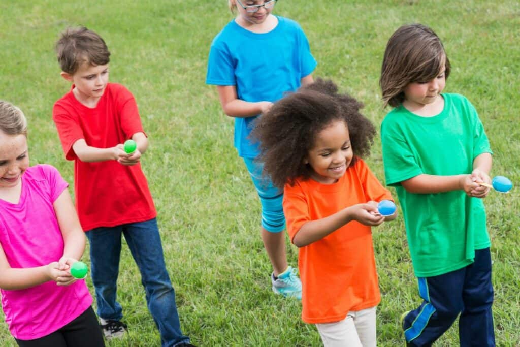 kids doing an egg race